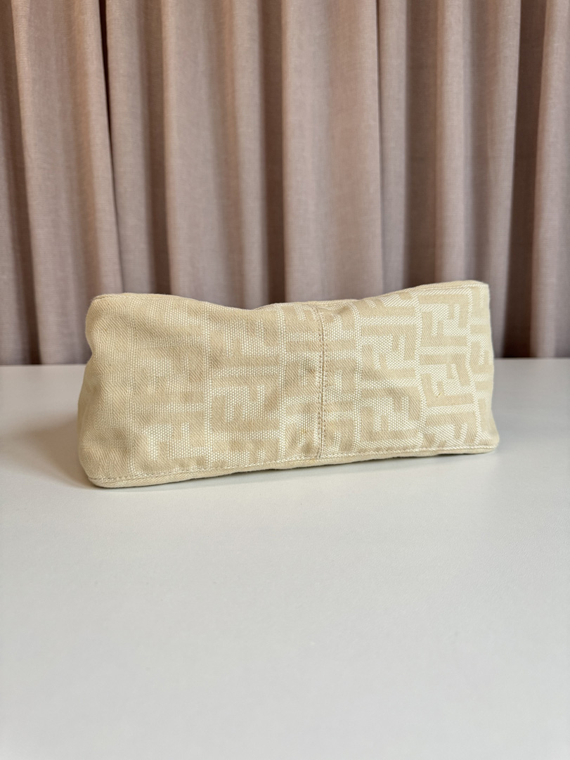 Fendi Mamma Baguette Beige