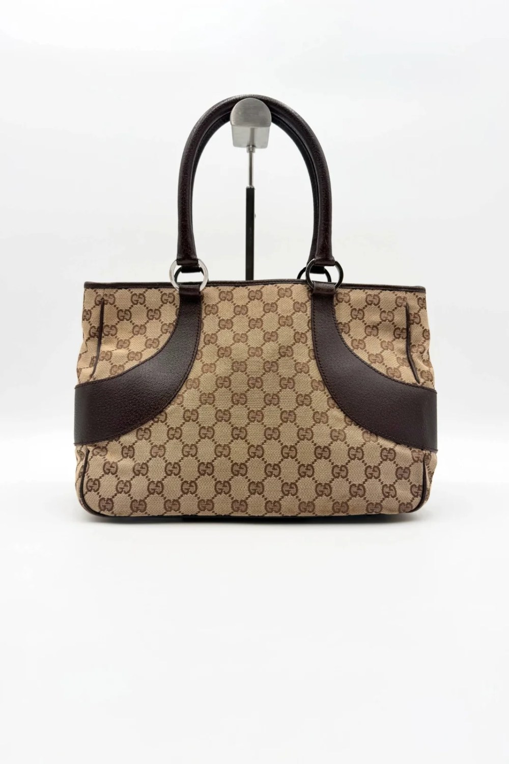 Gucci shoulder bag in brown GG canvas with silver-tone hardware and a zip closure